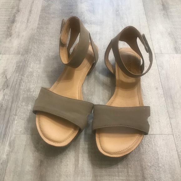 adam tucker by me too sandals